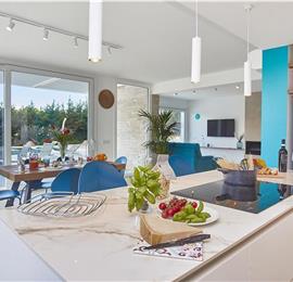 3 bedroom villa with infinity pool, jacuzzi & sauna, Castellammare del Golfo, sleeps 6